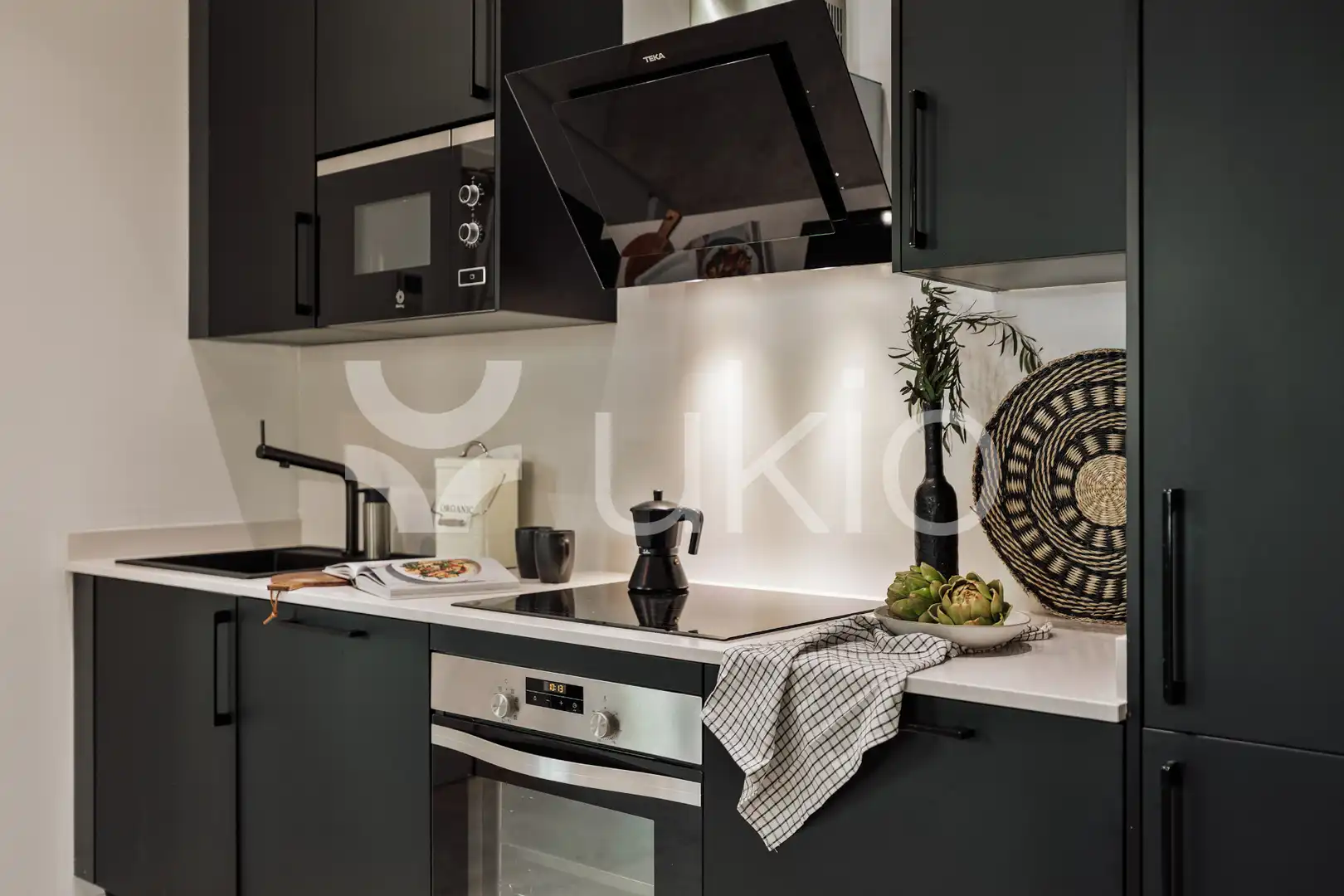 Cocina de Apartamento de alquiler en  Barcelona Capital con Aire acondicionado, Calefacción y Amueblado