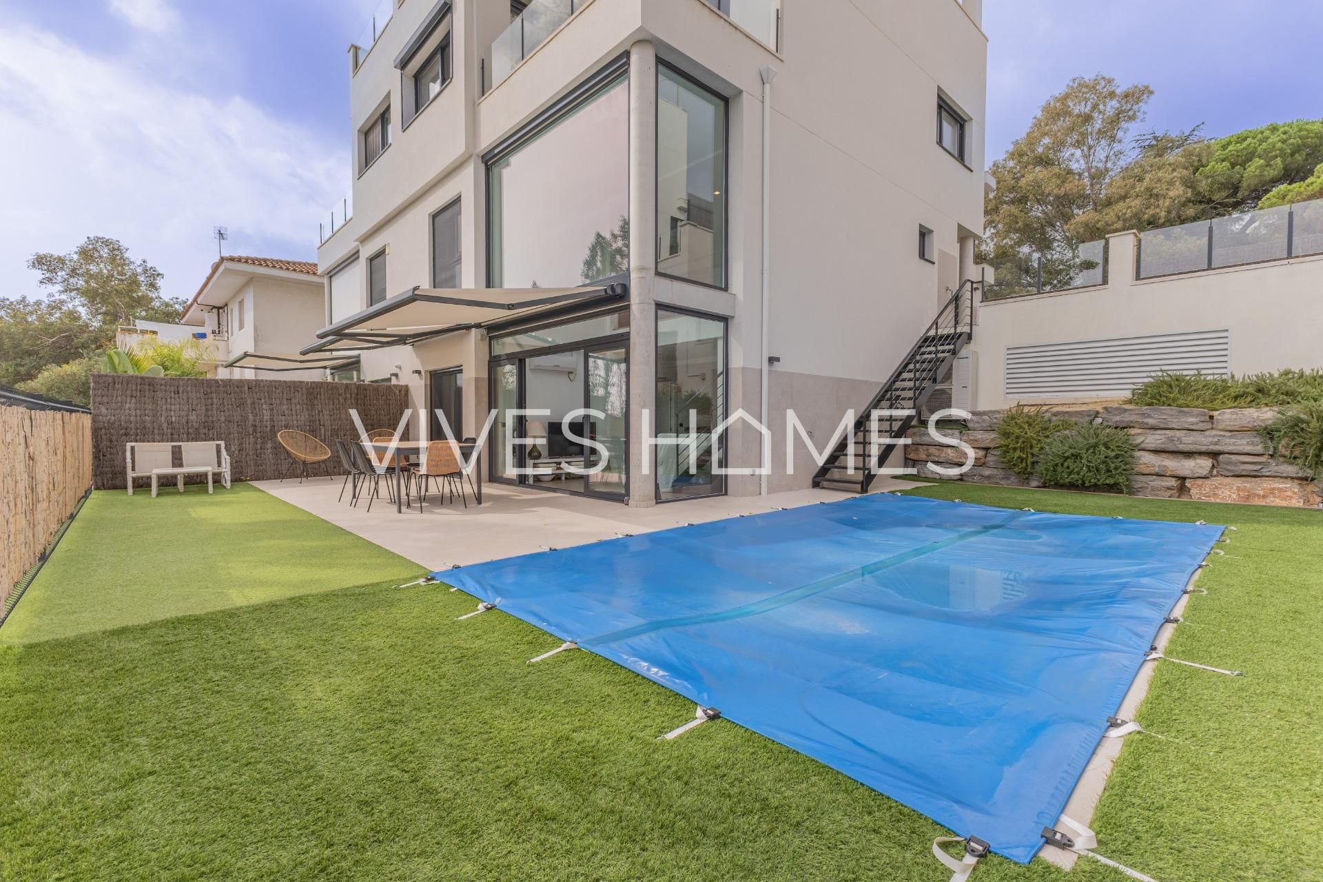 Exterior view of Duplex for sale in Sant Andreu de Llavaneres  with Air Conditioner, Heating and Private garden