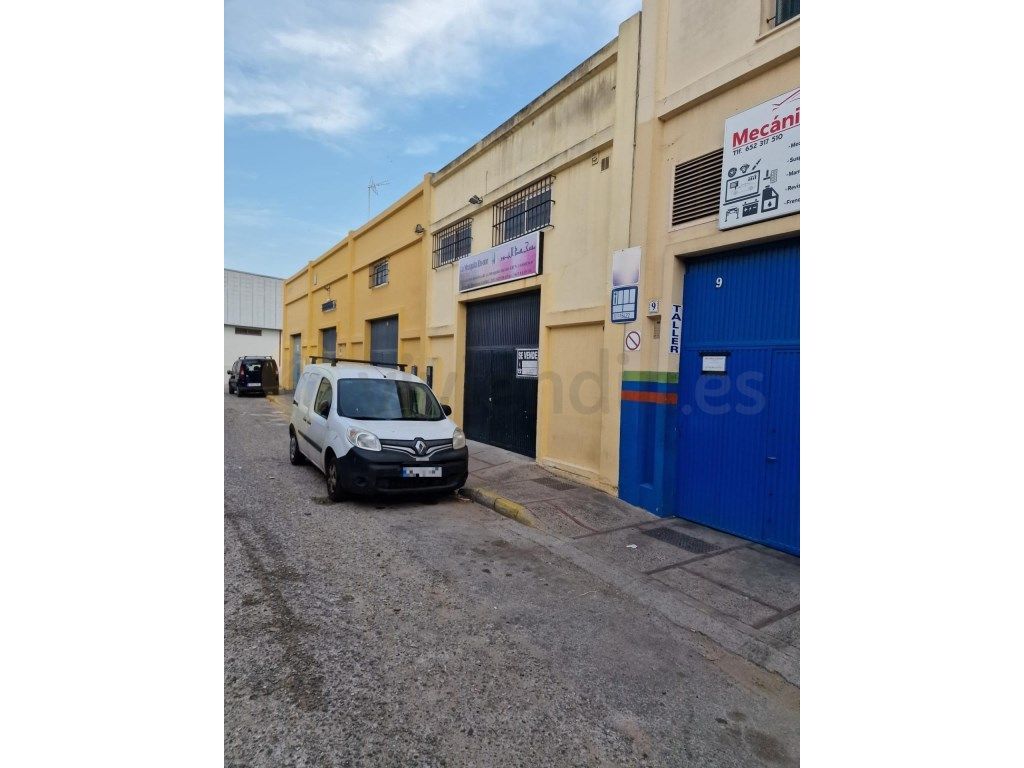 Vista exterior de Nau industrial en venda en Jerez de la Frontera