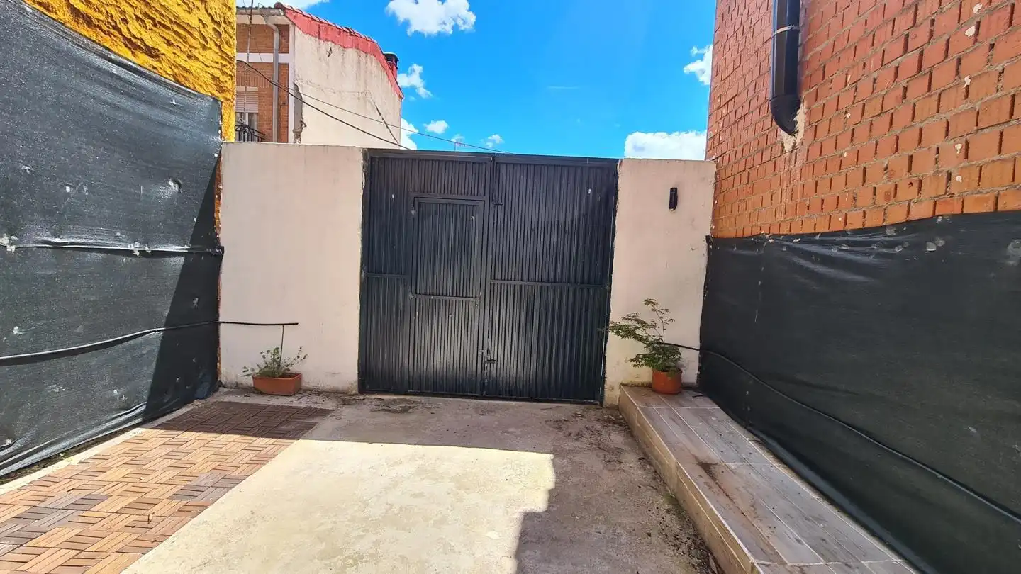 Vista exterior de Casa o chalet en venta en La Adrada  con Jardín privado