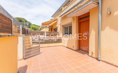 Vista exterior de Casa adosada en venda en Caldes d'Estrac amb Aire condicionat, Terrassa i Balcó