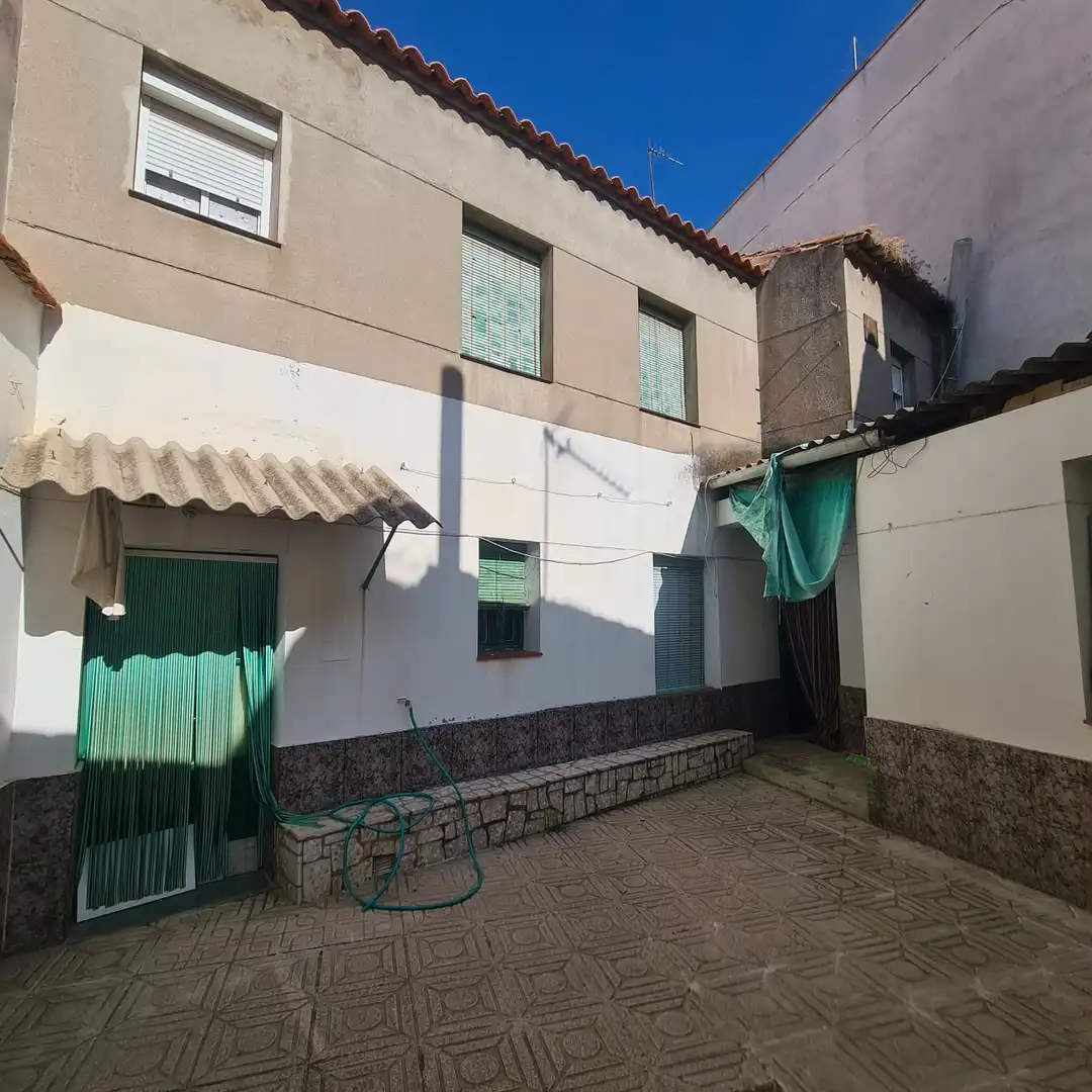 Vista exterior de Casa o xalet en venda en Argamasilla de Calatrava amb Aire condicionat, Calefacció i Terrassa