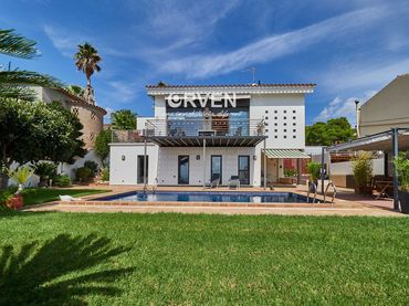 Detached house with pool for sale in Roda de Barà
