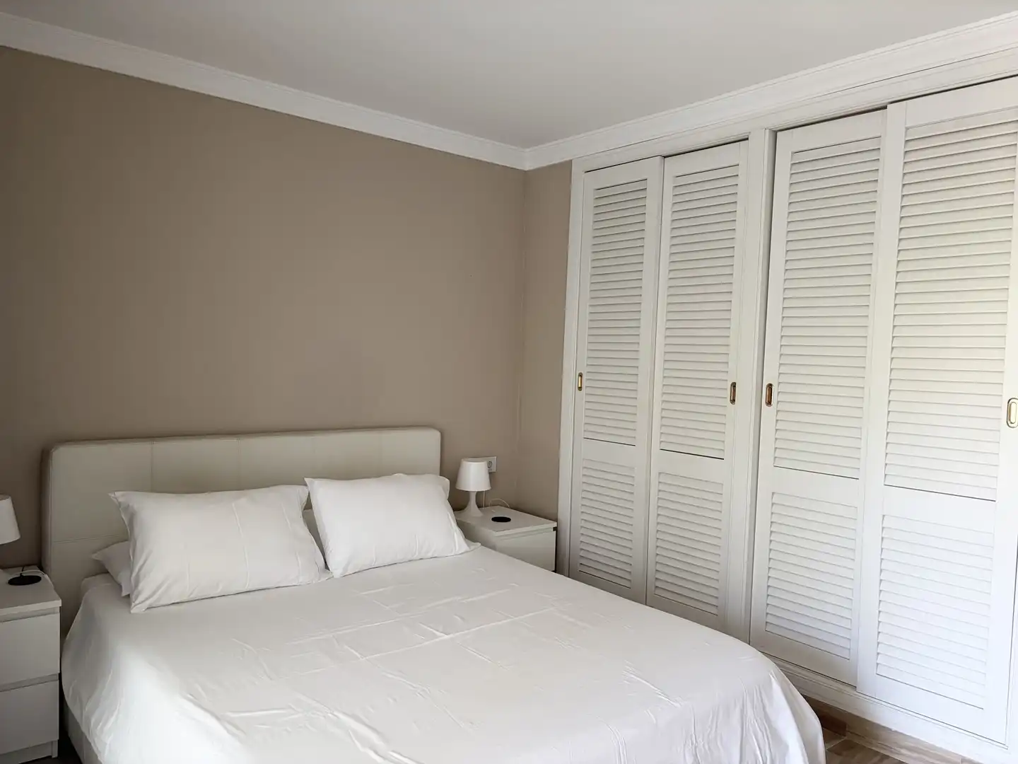 Dormitori de Apartament de lloguer en Marbella amb Aire condicionat, Terrassa i Piscina