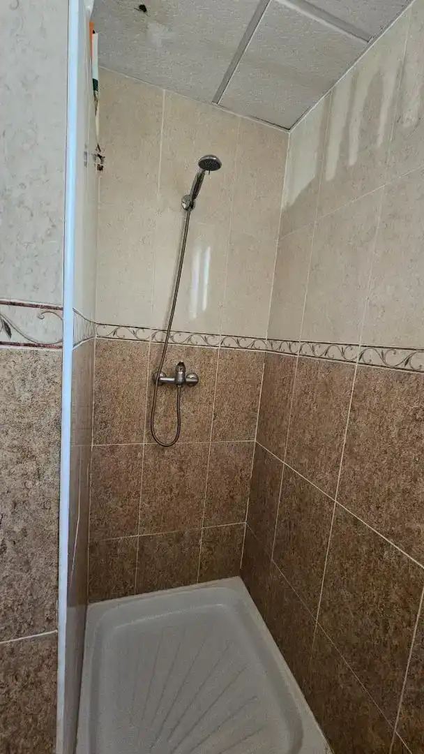 Bathroom of Detached homes for share in Gerena  with Private garden, Parquet flooring and Storage room