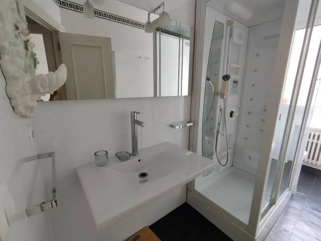 Badezimmer von Wohnung zur Miete in Bilbao  mit Heizung, Parkett und Möbliert