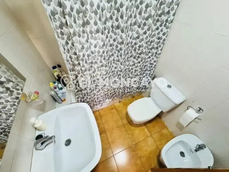 Baño de Apartamento en venta en Torrevieja con Aire acondicionado, Calefacción y Trastero