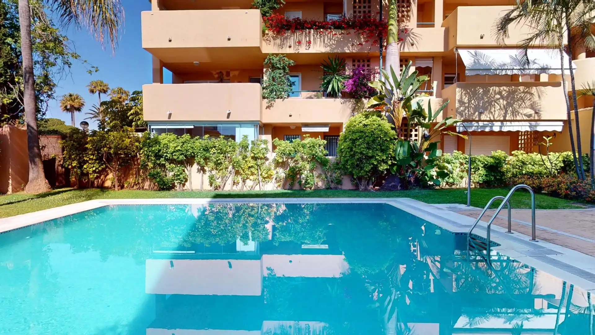 Piscina de Pis en venda en Marbella amb Jardí privat, Terrassa i Balcó