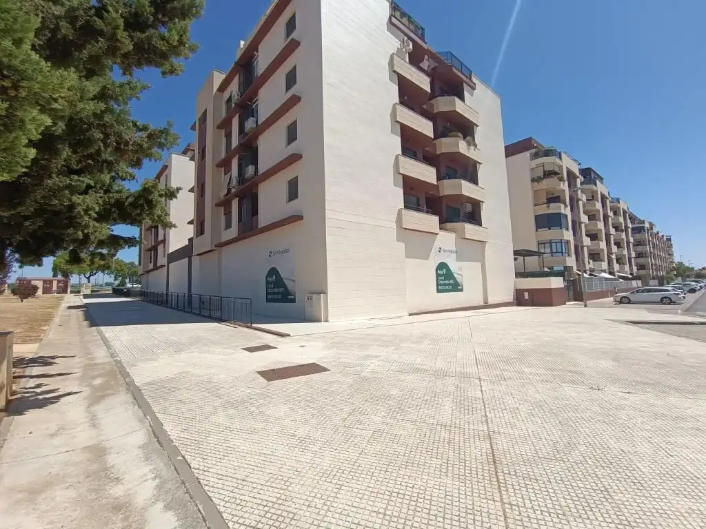 Vista exterior de Local en venta en Casco Antiguo