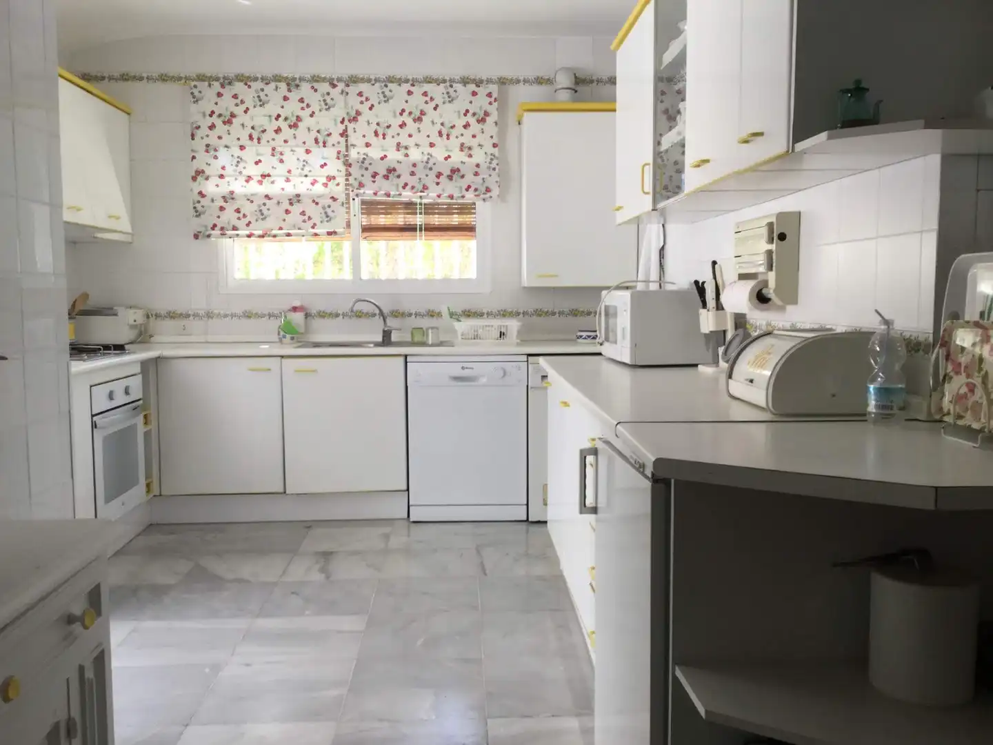 Kitchen of Houses for sale in El Puerto de Santa María  with Air Conditioner, Private garden and Storage room