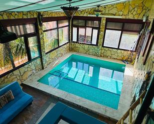 Piscina de Casa adosada en venda en La Línea de la Concepción amb Aire condicionat, Piscina i Piscina comunitària