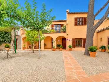 Maison avec balcon à vendre à Anselm Clave