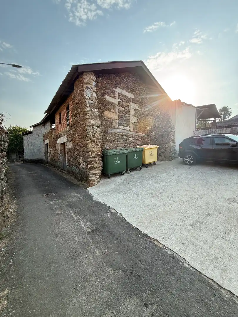 Parkplatz von Haus oder Chalet zum Verkauf in Toén mit Privatgarten, Terrasse und Abstellraum
