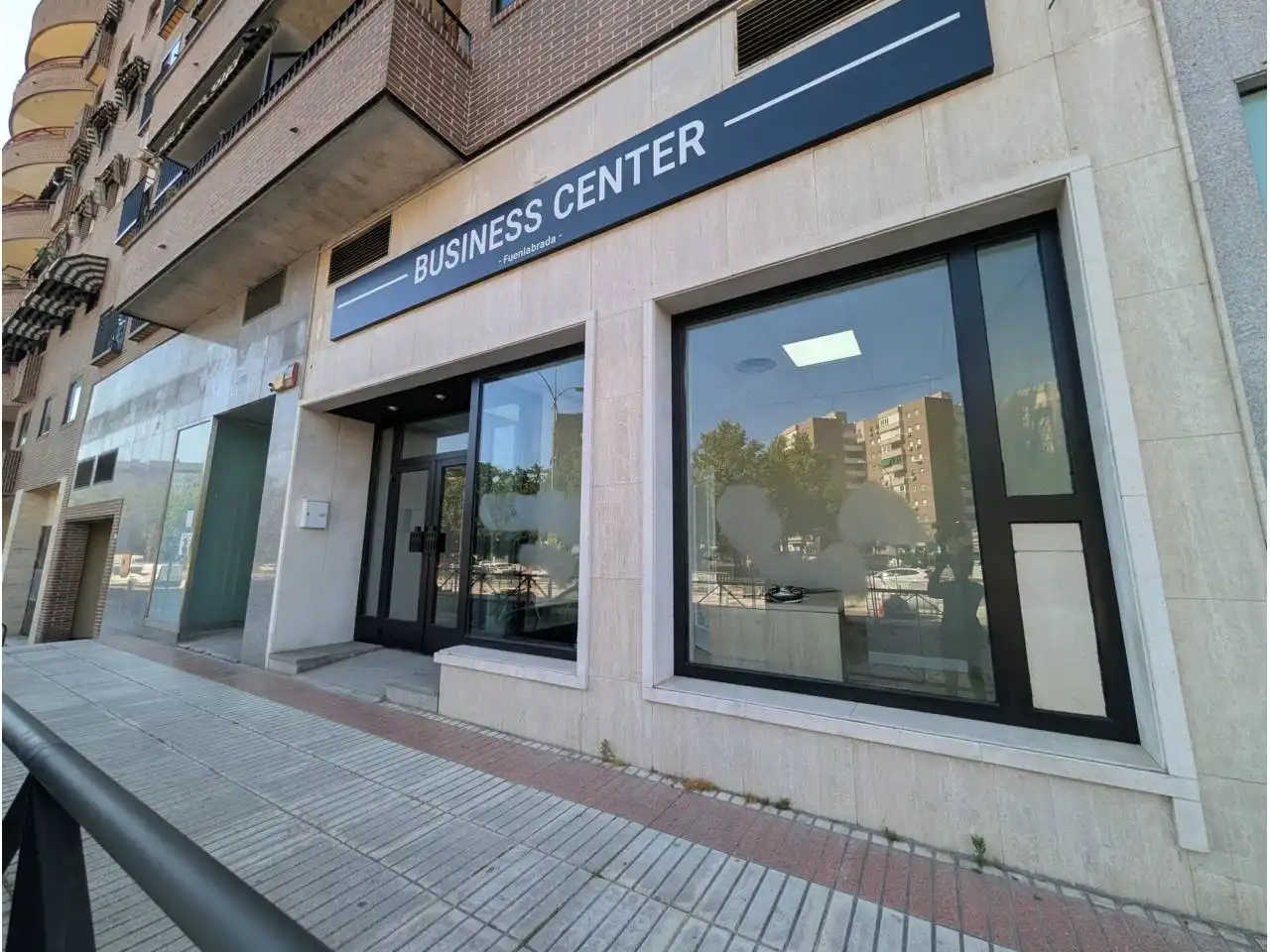 Vista exterior de Oficina de alquiler en Fuenlabrada con Aire acondicionado, Calefacción y Alarma