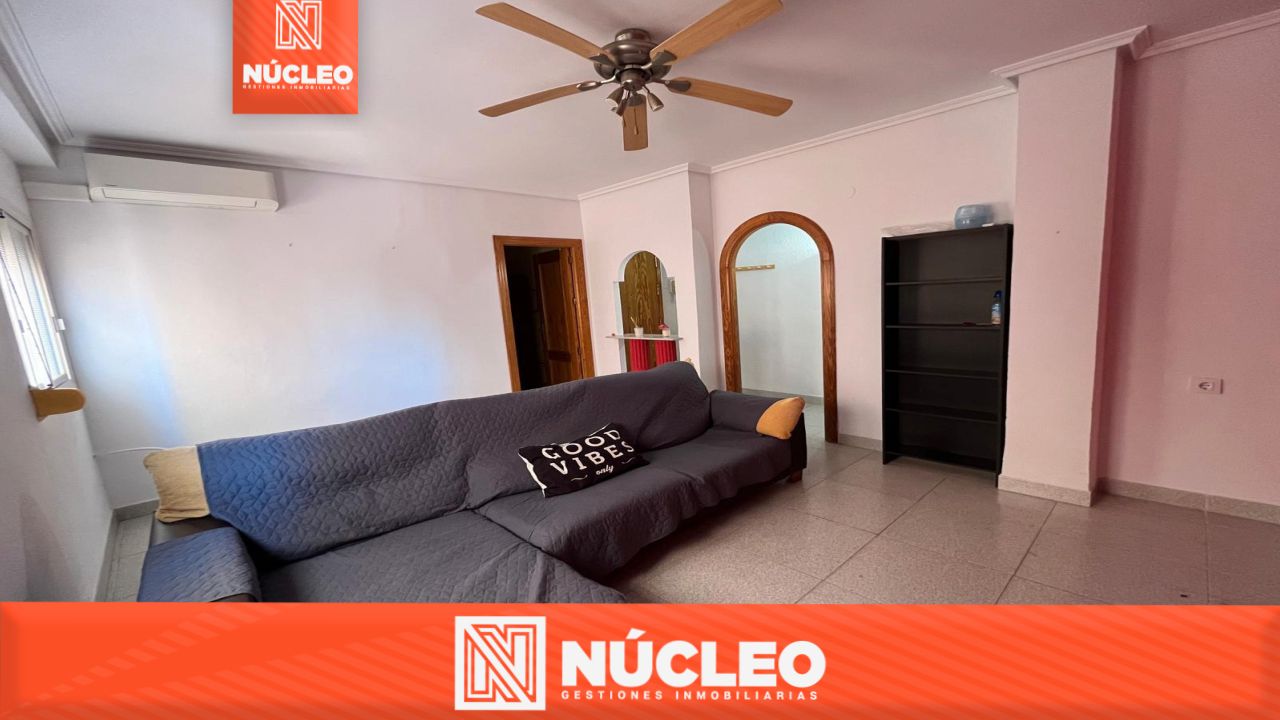 Sala de estar de Piso de alquiler en  Almería Capital con Aire acondicionado, Calefacción y Amueblado