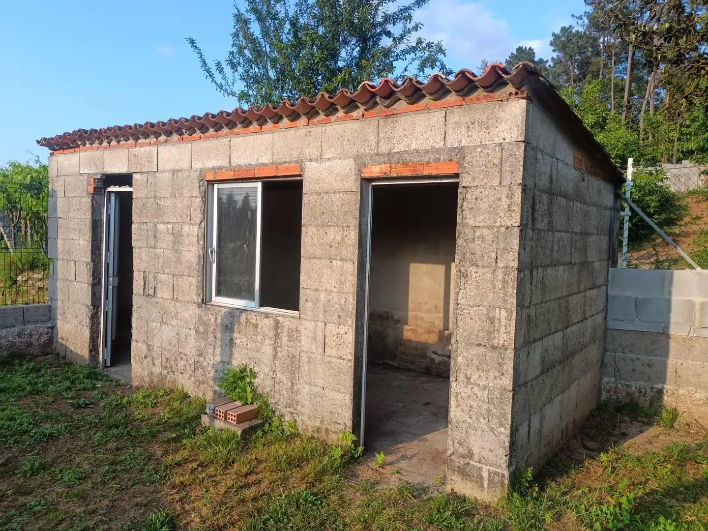 Außenansicht von Fabrikhallen zur Miete in Salceda de Caselas