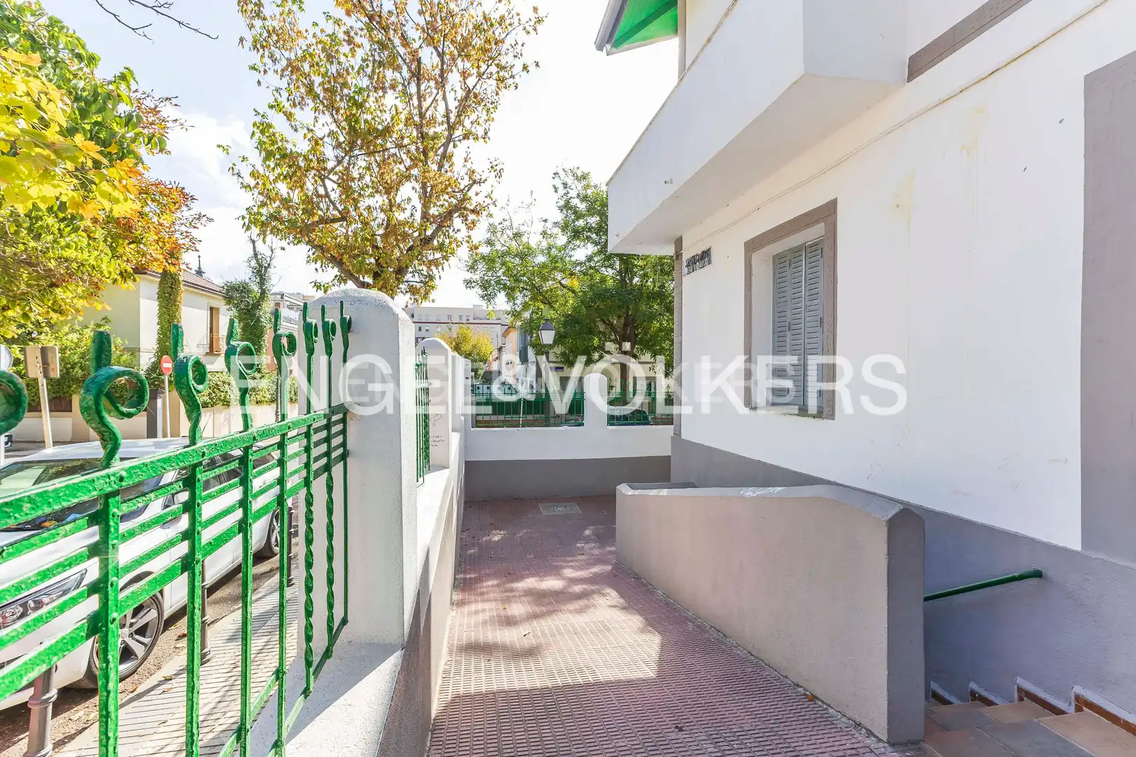 Vista exterior de Casa o xalet en venda en Madrid amb Calefacció, Jardí privat i Balcó