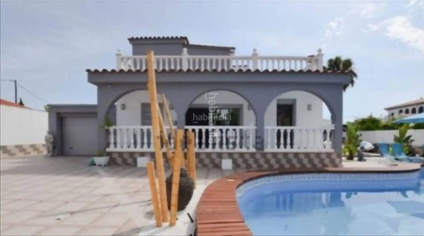 Detached house with garden for sale in Avinguda del País Valencià 14