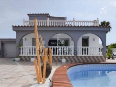 Chalet con jardín en venta en Avinguda del País Valencià 14
