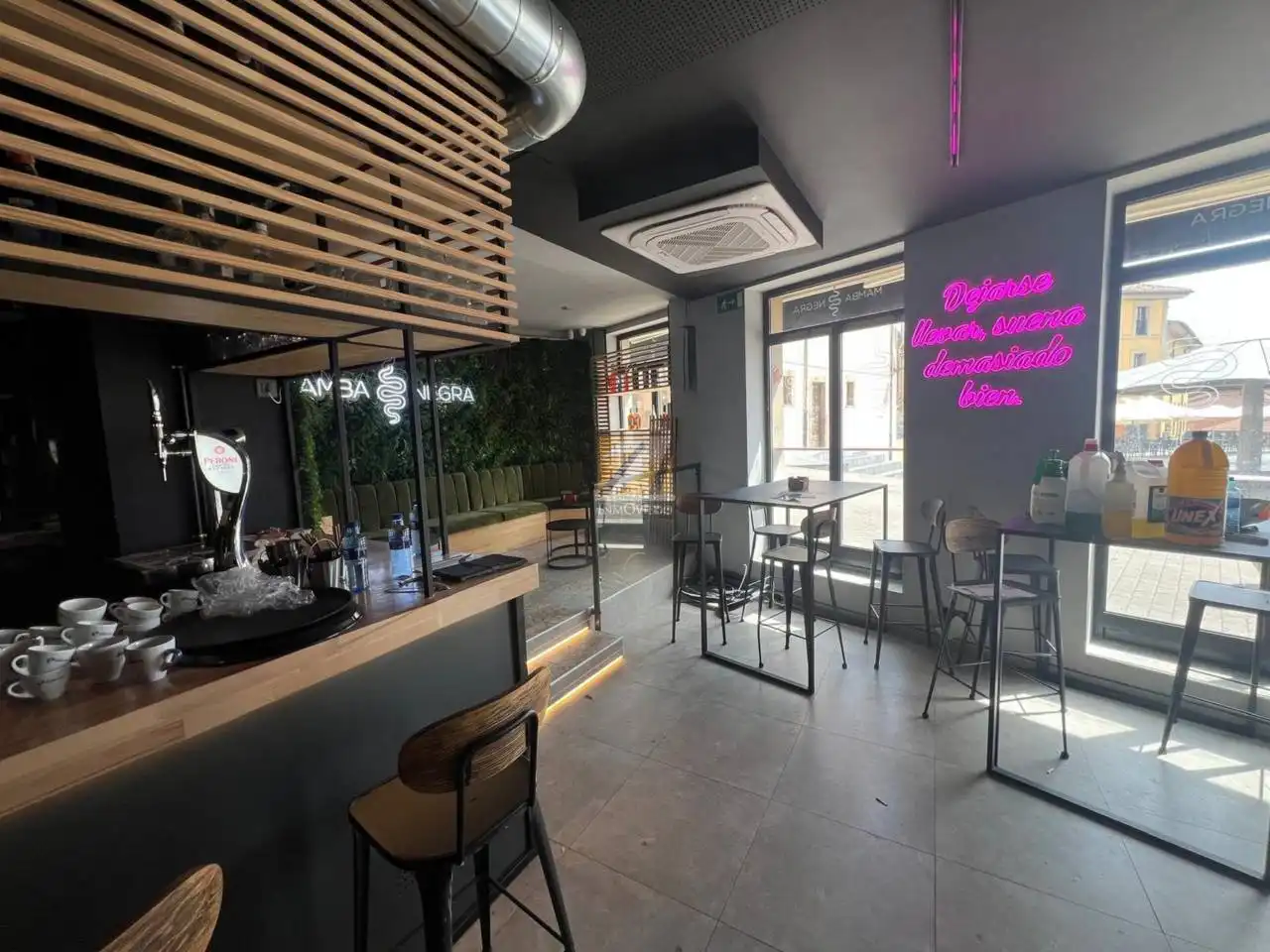 Terraza de Local en venta en Oviedo  con Aire acondicionado y Alarma