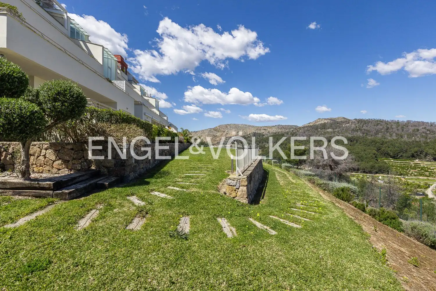 Flat for sale in Ador  with Air Conditioner, Heating and Private garden