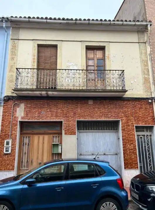 Casa amb terrassa en venda a Calle Alfonso