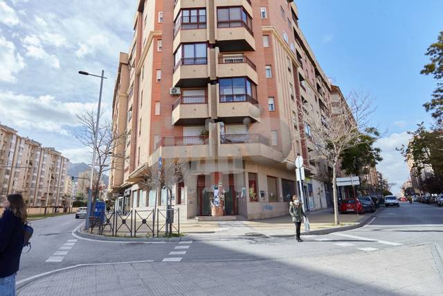 Local comercial en Alquiler en Avda de Madrid - Pº de la Estación