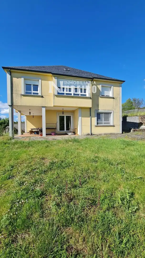 Vista exterior de Casa o xalet en venda en Lugo amb Calefacció i Moblat