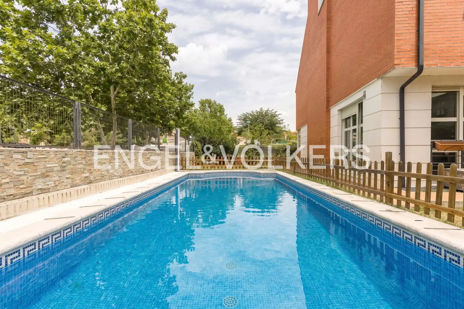 Swimming pool of Detached homes for sale in Paracuellos de Jarama  with Air Conditioner, Heating and Private garden