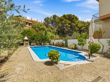 Casa amb piscina en venda a Carrer Finlàndia