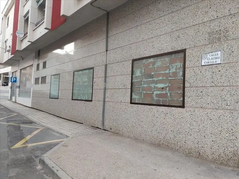 Vista exterior de Local en venta en Plasencia