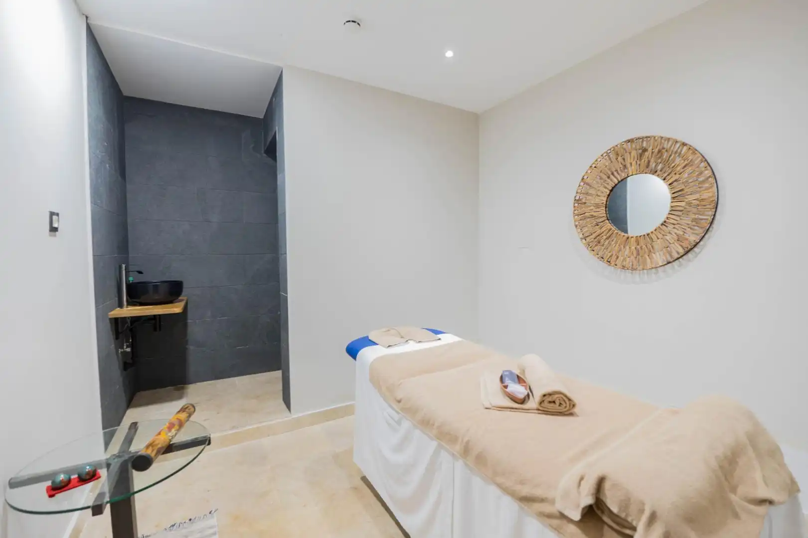 Bedroom of Flat for sale in Benahavís  with Air Conditioner, Heating and Private garden