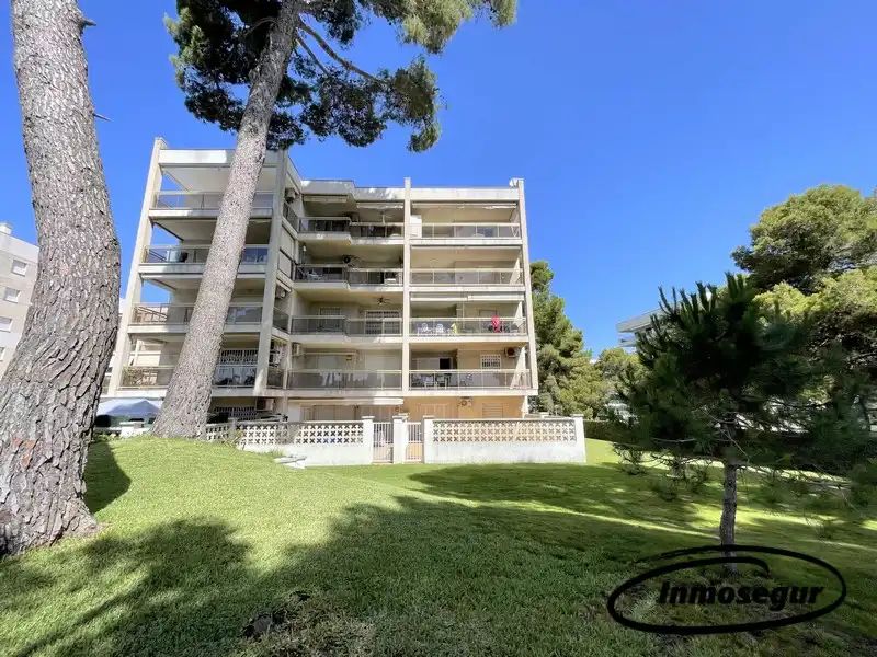 Vista exterior de Piso en venta en Salou con Terraza, Amueblado y Piscina comunitaria