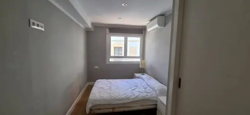 Habitación de Apartamento de alquiler en Plasencia con Aire acondicionado, Jardín privado y Balcón