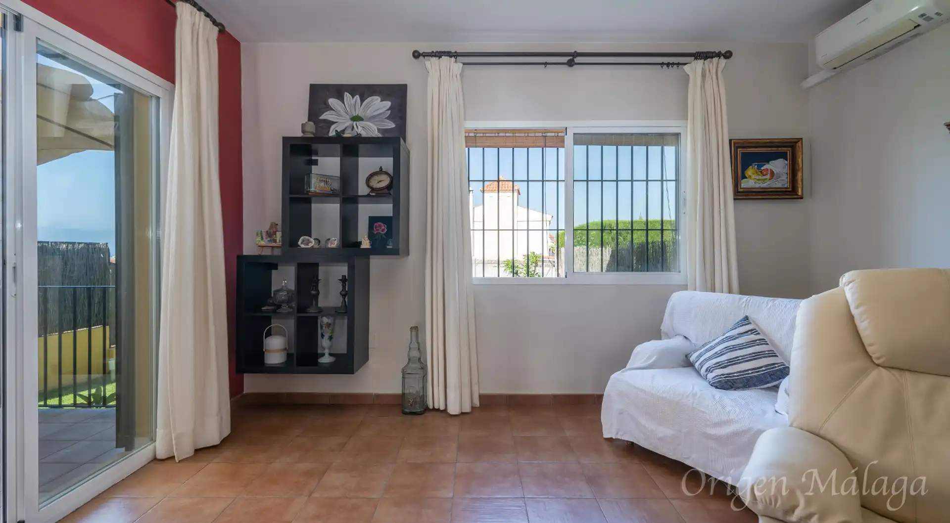 Sala de estar de Casa adosada en venta en Vélez-Málaga con Calefacción, Jardín privado y Terraza