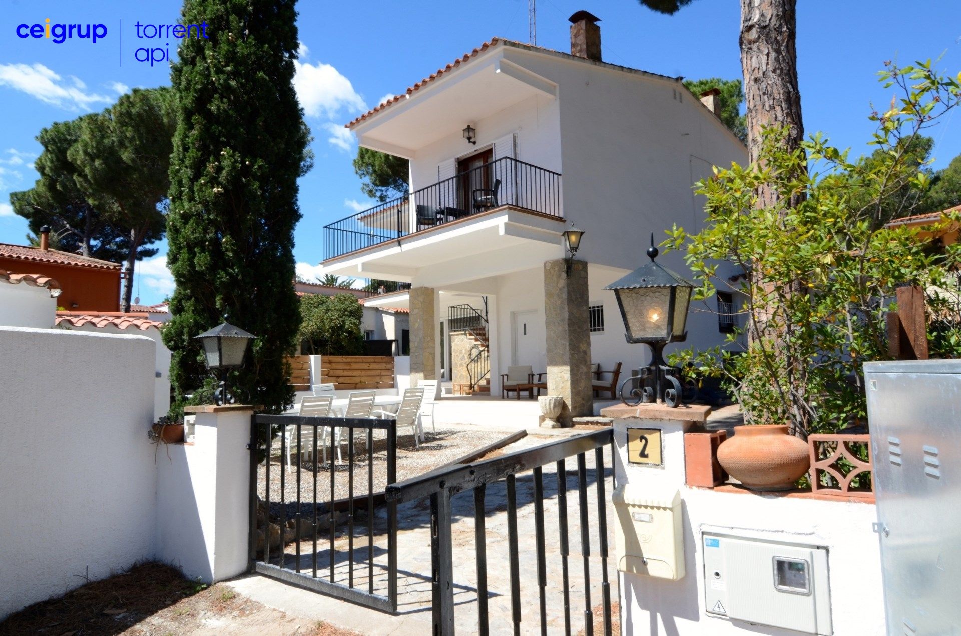 Vista exterior de Casa o xalet en venda en L'Escala amb Terrassa, Piscina i Moblat