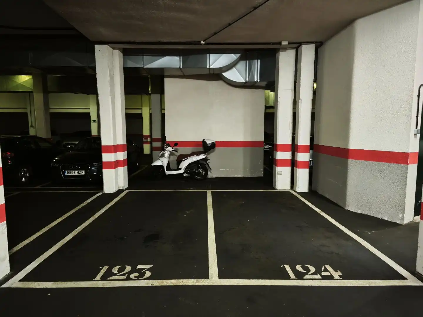 Parkplatz von Garage zur Miete in Oeste