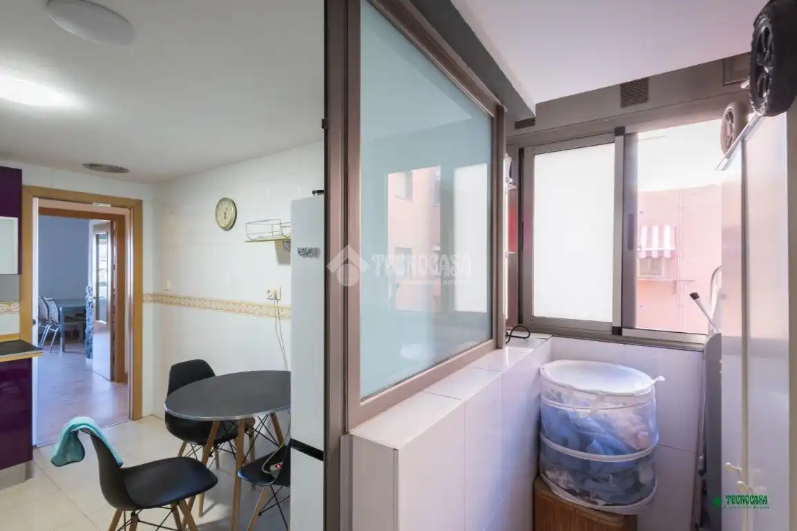 Habitación de Piso en venta en Almería con Terraza, Trastero y Piscina comunitaria
