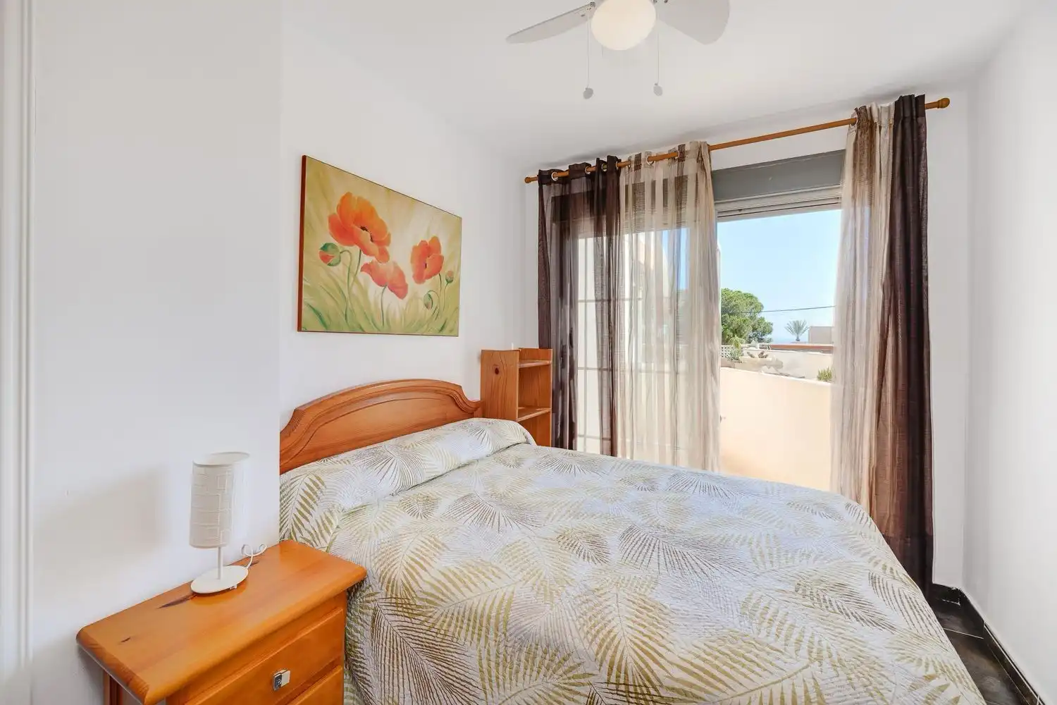 Habitación de Apartamento de alquiler en Torrevieja con Amueblado, Lavadora y Microondas