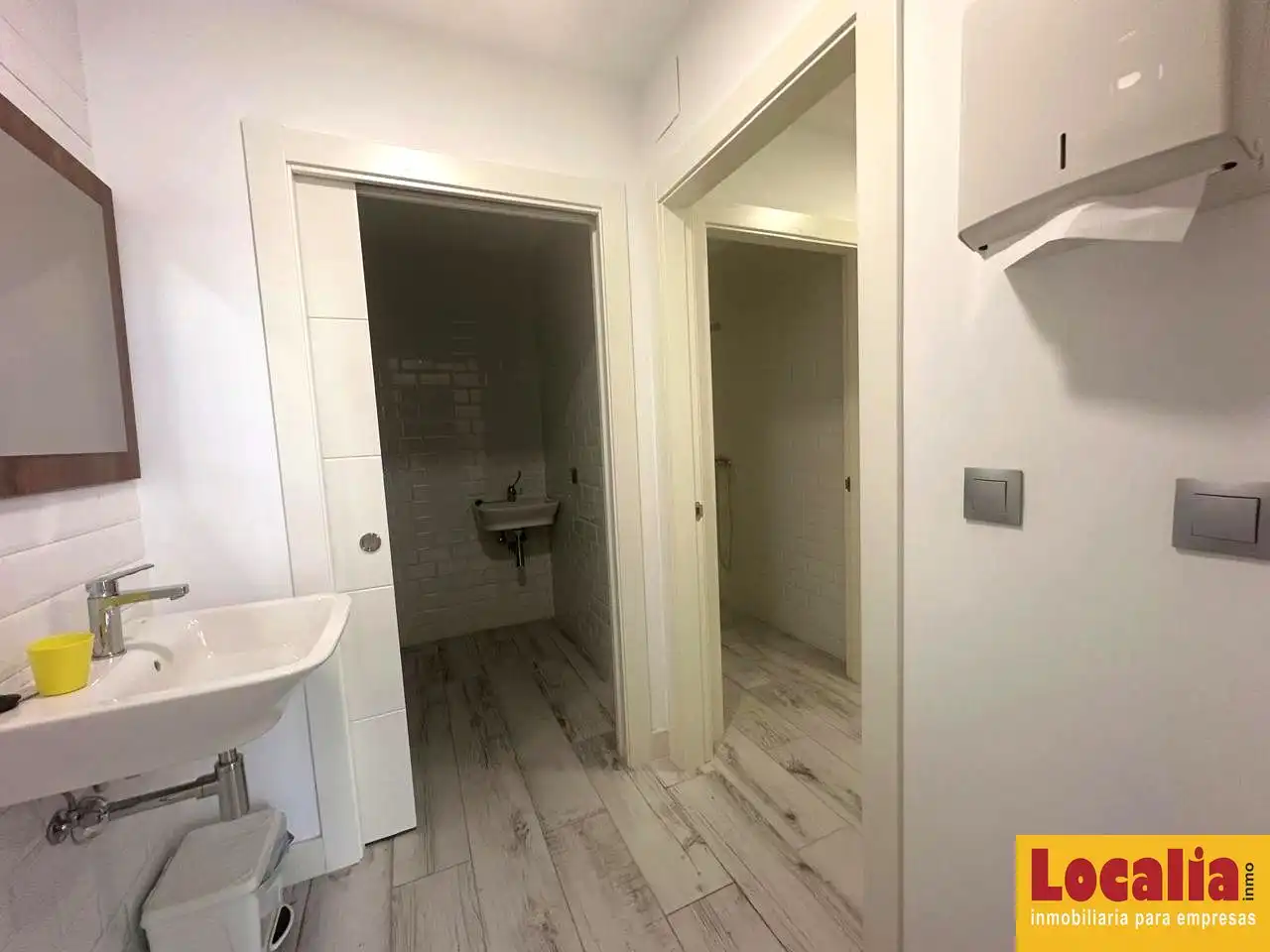 Badezimmer von Fabrikhallen zum Verkauf in Ramales de la Victoria