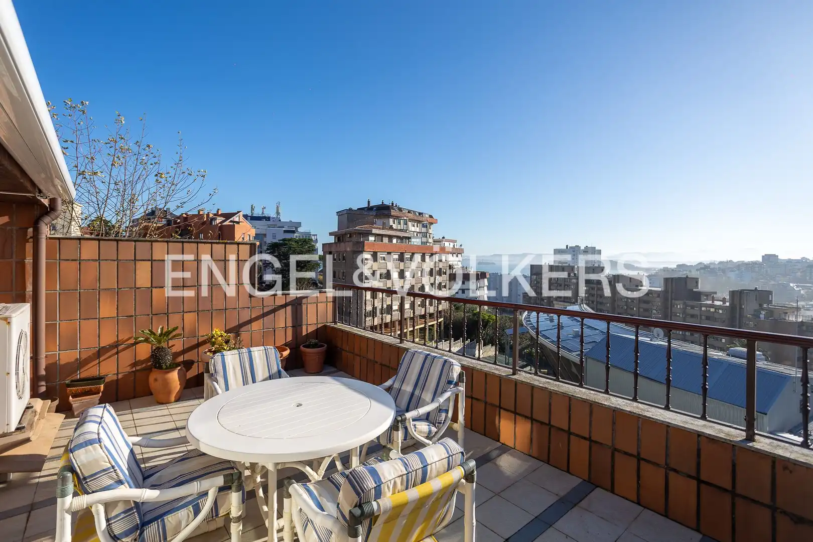 Terrasse von Einfamilien-Reihenhaus zum Verkauf in Santander mit Heizung, Privatgarten und Terrasse