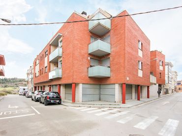 Aparcament amb ascensor en venda a C/ De la Sort