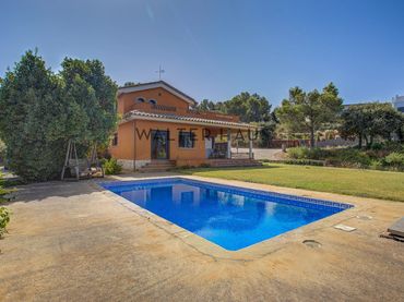 Casa amb balcó en venda a Carrer de Salvador Espriu