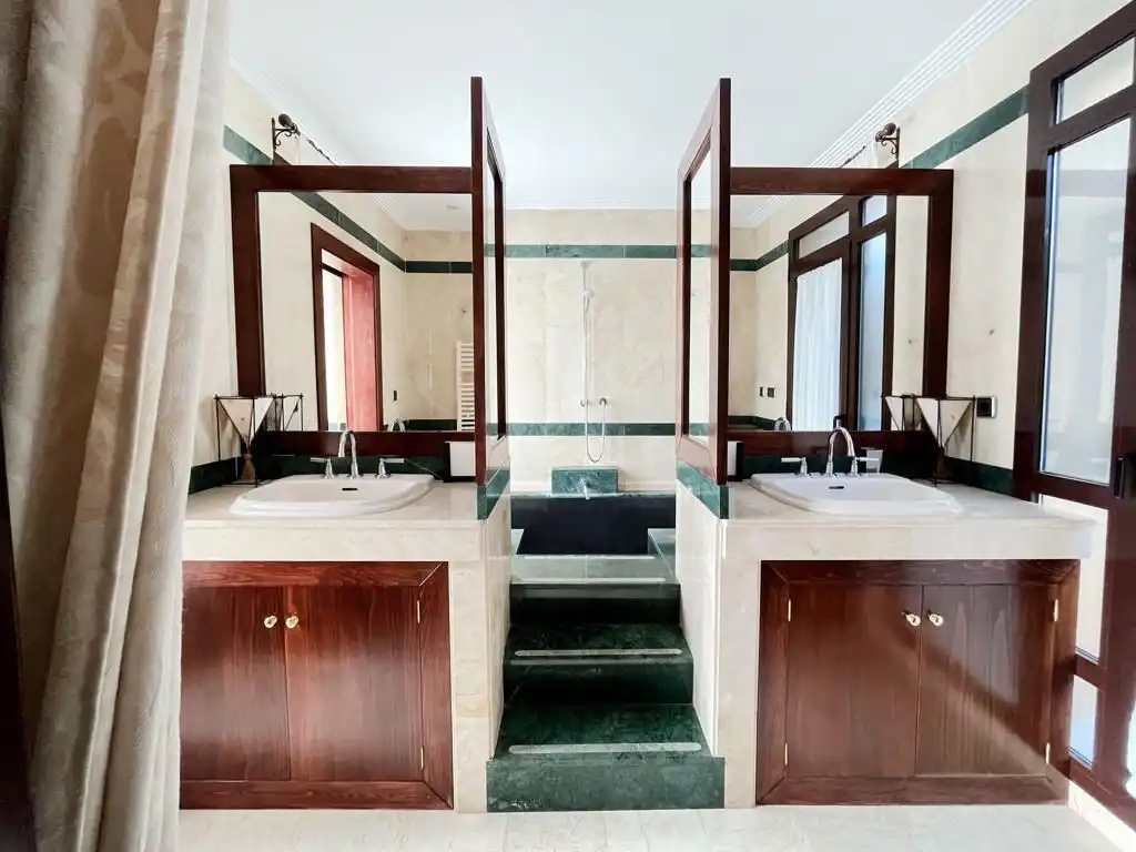 Bany de Casa o xalet de lloguer en Marbella amb Aire condicionat, Jardí privat i Piscina