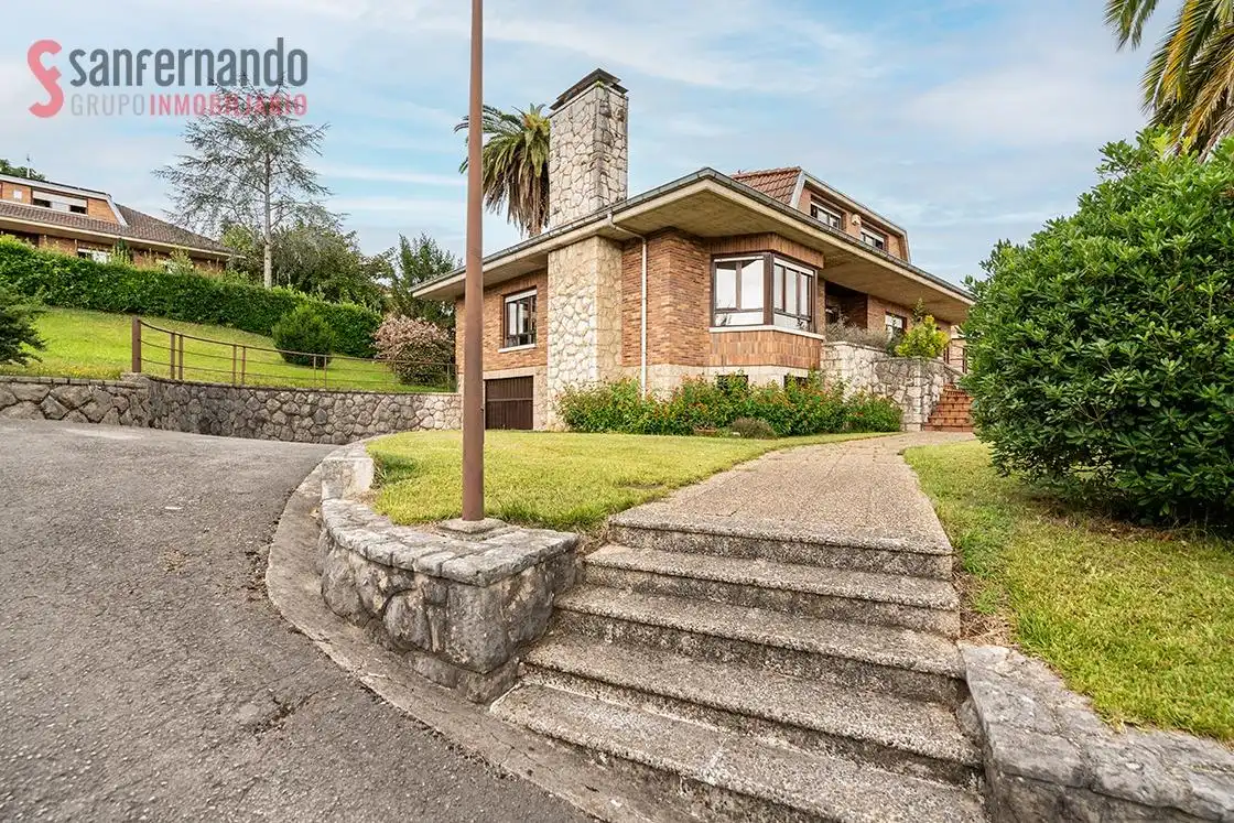 Vista exterior de Casa o chalet en venta en Torrelavega  con Calefacción, Jardín privado y Terraza