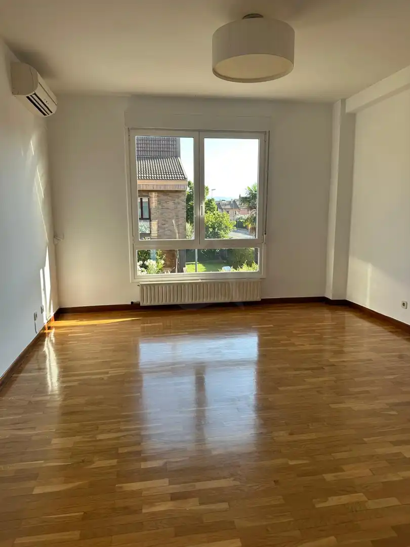 Sala d'estar de Casa adosada en venda en  Logroño amb Aire condicionat, Calefacció i Parquet