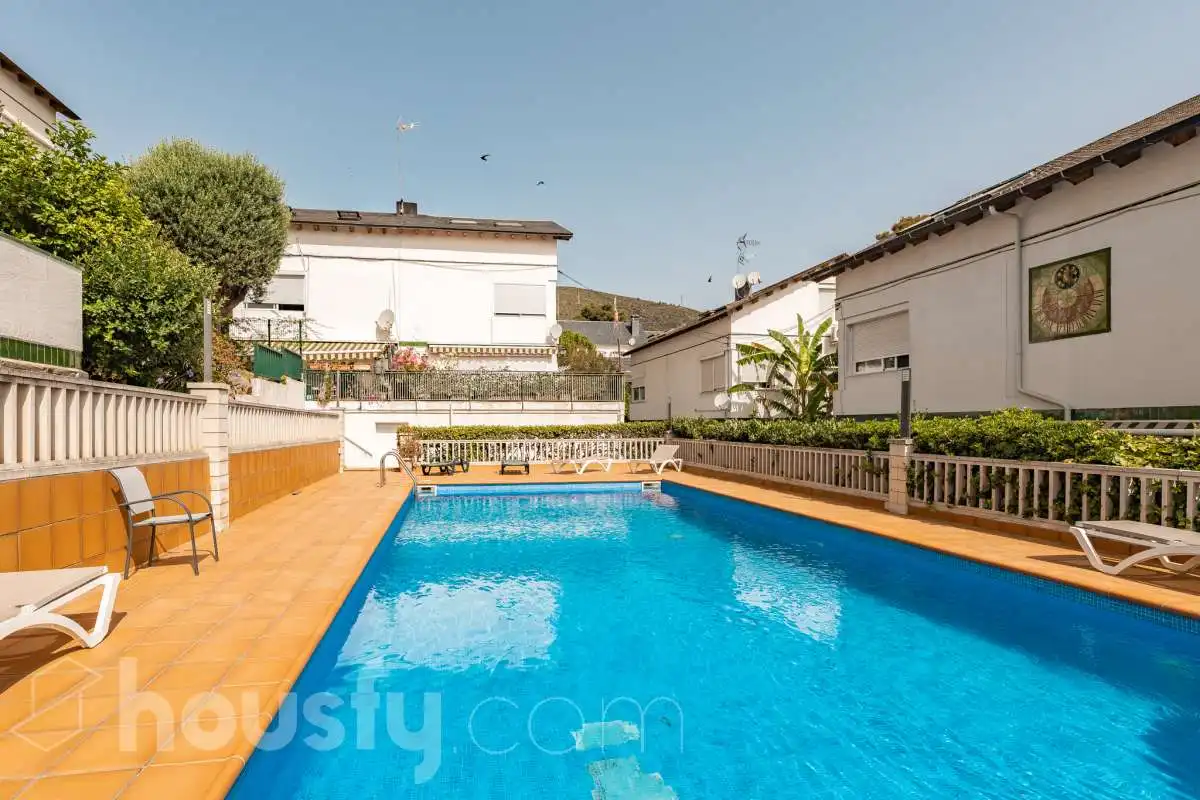 Adosado con piscina en venta en Avenida 315 .