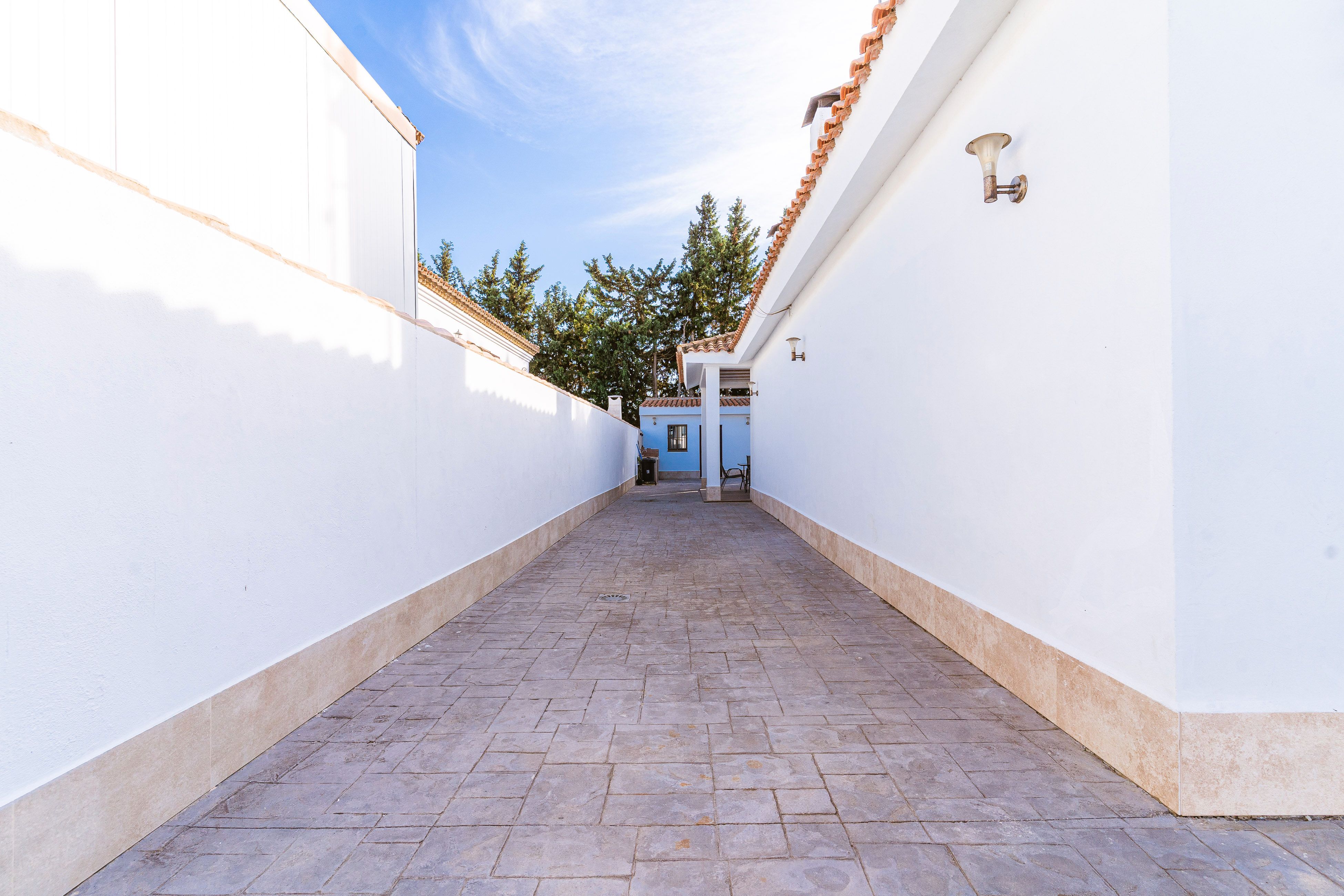 Vista exterior de Casa o xalet en venda en Chiclana de la Frontera amb Jardí privat, Terrassa i Piscina