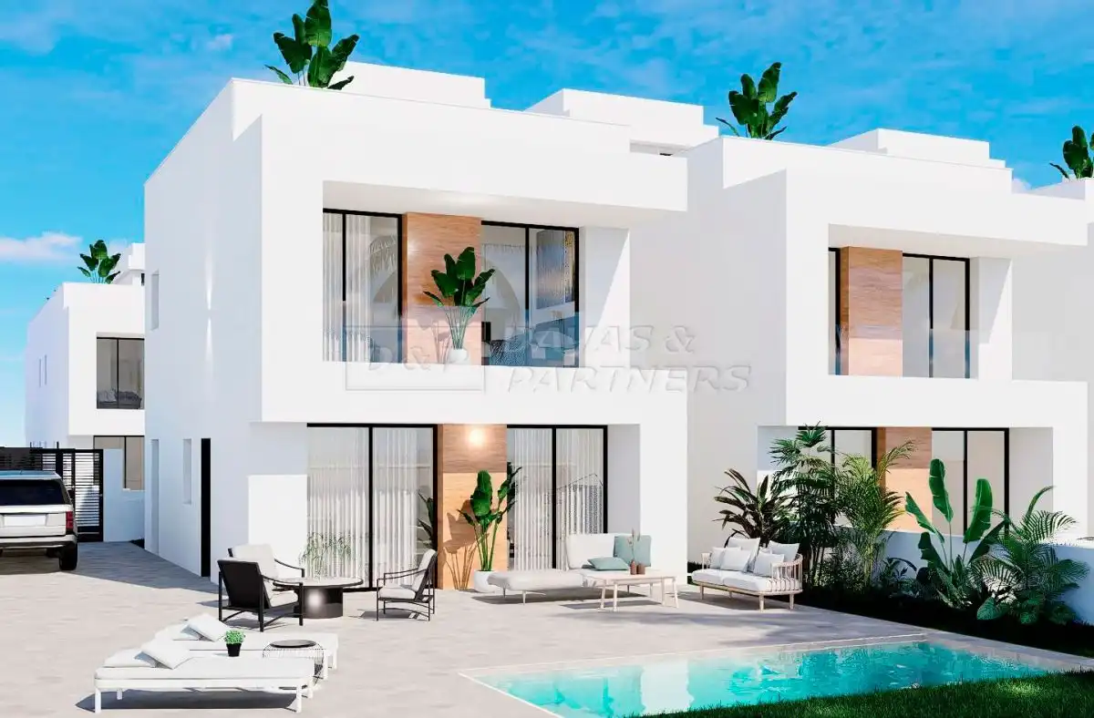 Detached house with pool for sale in Orihuela Costa
