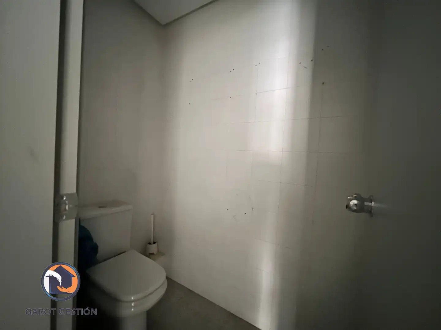 Bathroom of Commercial properties for sale in San Fernando de Henares  with Air Conditioner and Internet